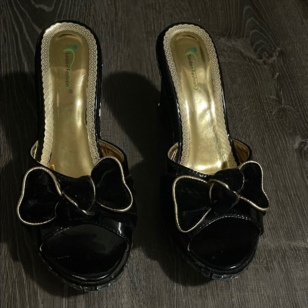 Elegant Black and Gold Mules with Bow Accent